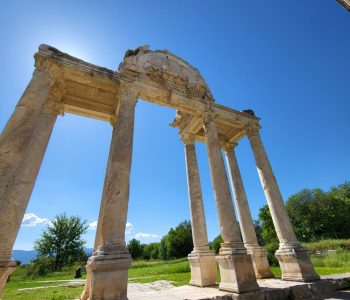 Arcades anciennes en pierre donnant sur un ciel bleu